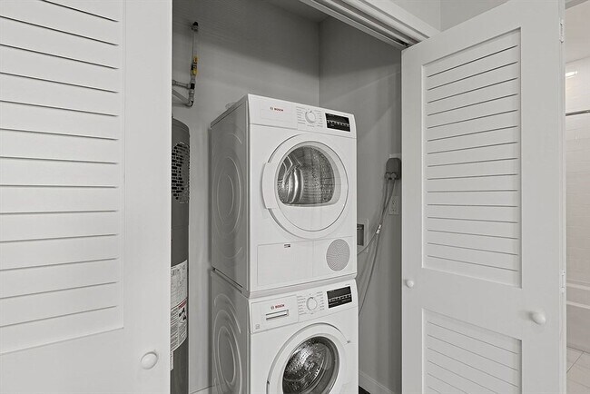 Building Photo - 267 Old Colony Ave