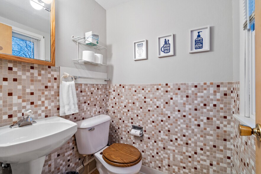 Building Photo - 1816 Gross Ave