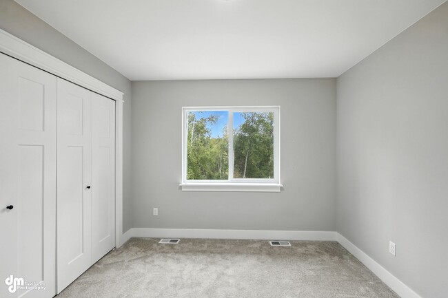 Building Photo - Charming & Updated 4BD/2.5BA!