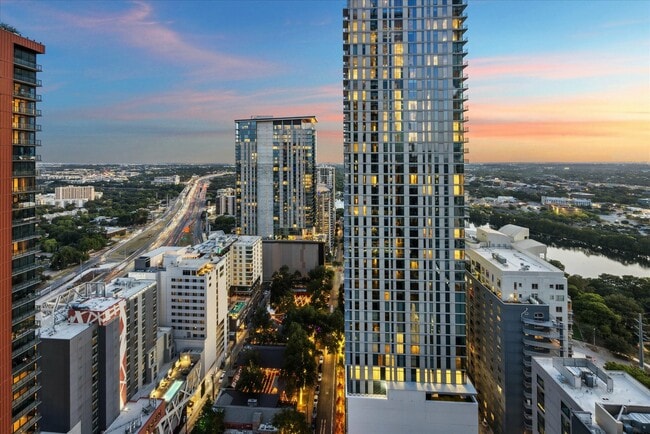 Building Photo - 610 Davis St