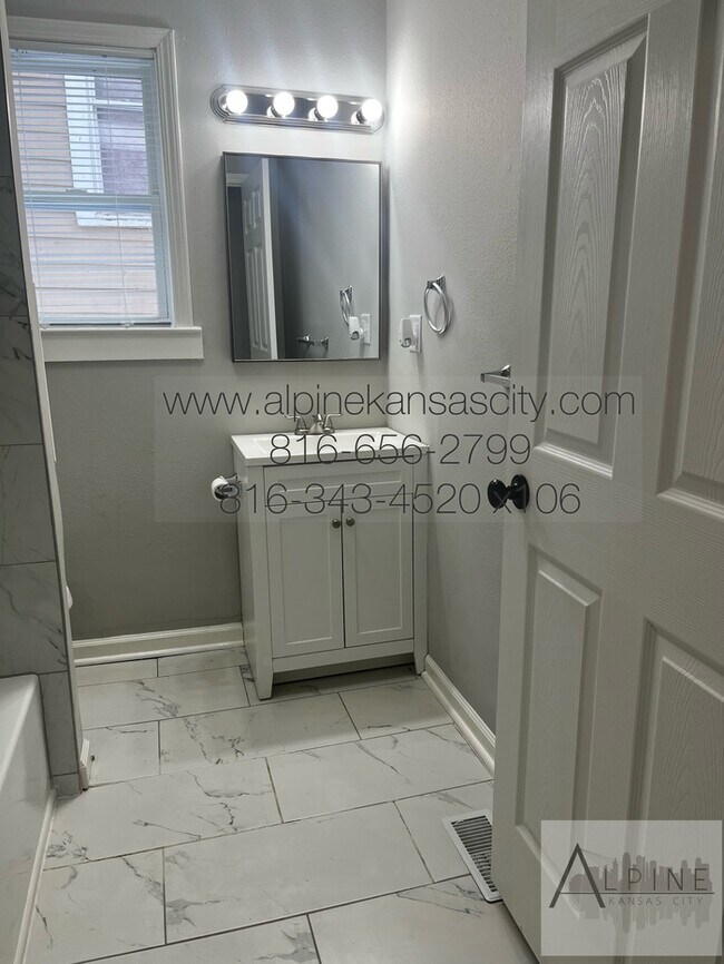 Building Photo - Beautifully Updated Home! Fenced! Vouchers OK!