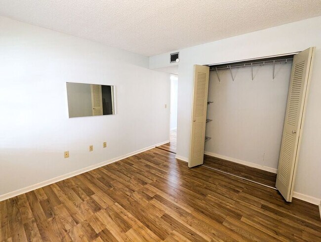 Building Photo - 160 Live Oak Woods Ct