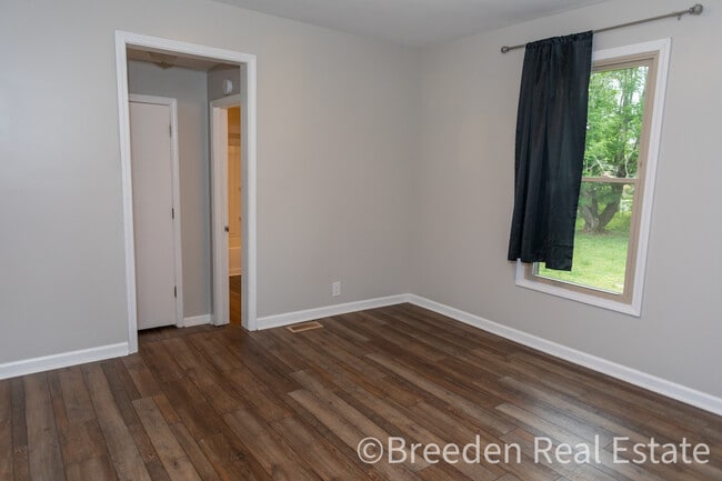 Building Photo - 112 Woodman St