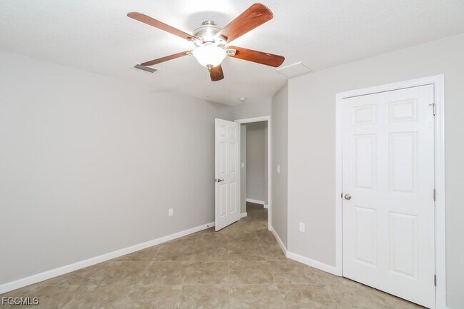 Building Photo - 2556 Traverse Ave