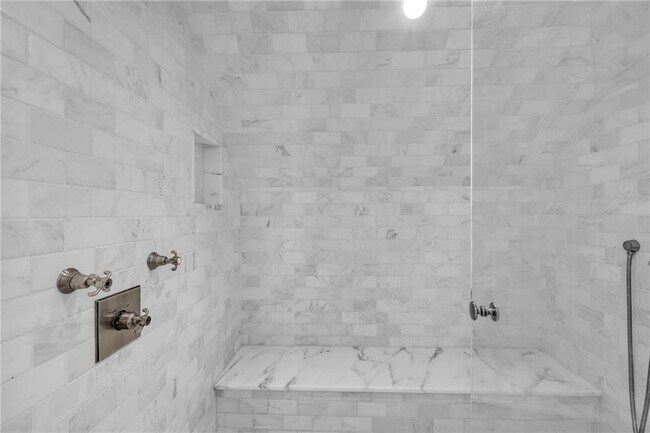Building Photo - 425 Broadland Rd NW
