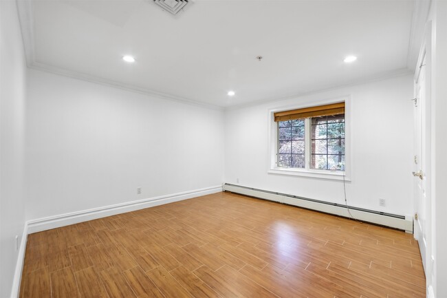 Building Photo - 2132 Linwood Ave