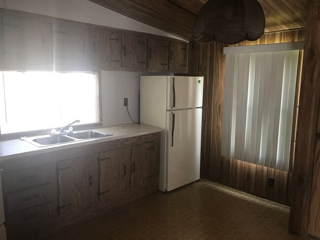Building Photo - Come take a look at this 2 bedroom 1 bath ...