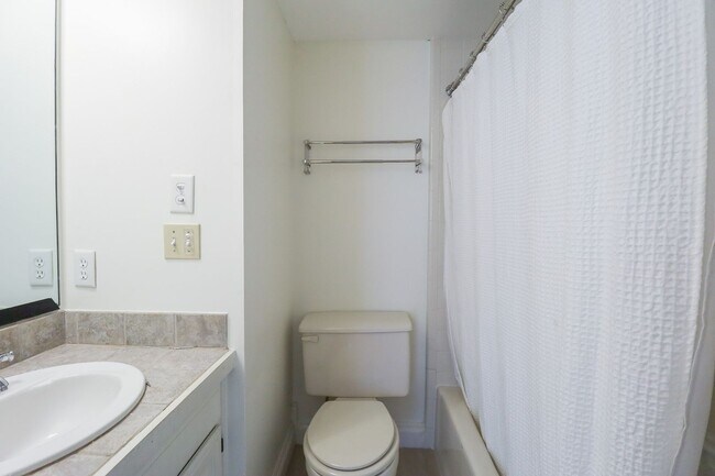 Building Photo - $1,655 / 2 Bed / 2 Bath / 1,150 sqft REMOD...