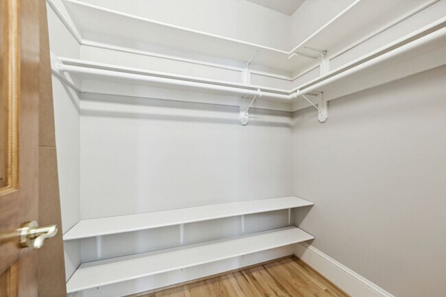 Building Photo - Available Now! 2 Bed/2 Bath With Parking I...