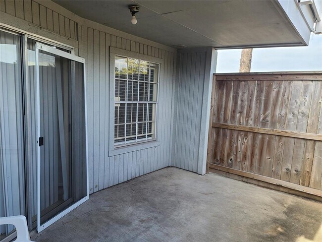 Building Photo - 8267 Creekbend Dr