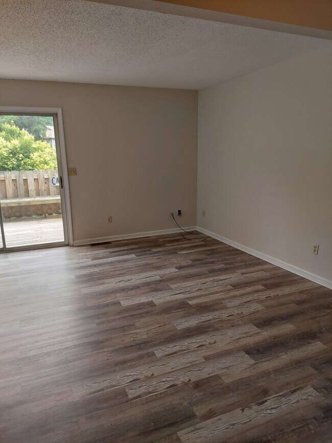 Building Photo - 675 Lex Dr