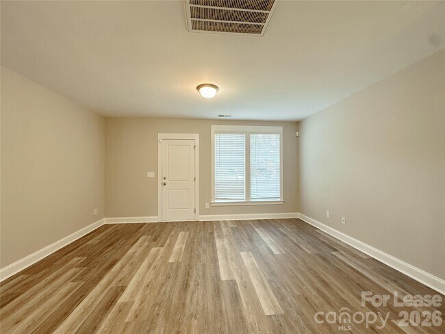 Building Photo - 807 McArthur Ave