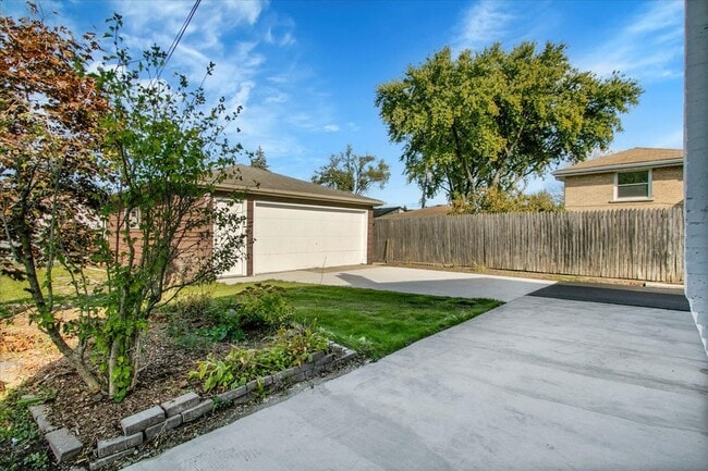 Building Photo - 329 E Jefferson St