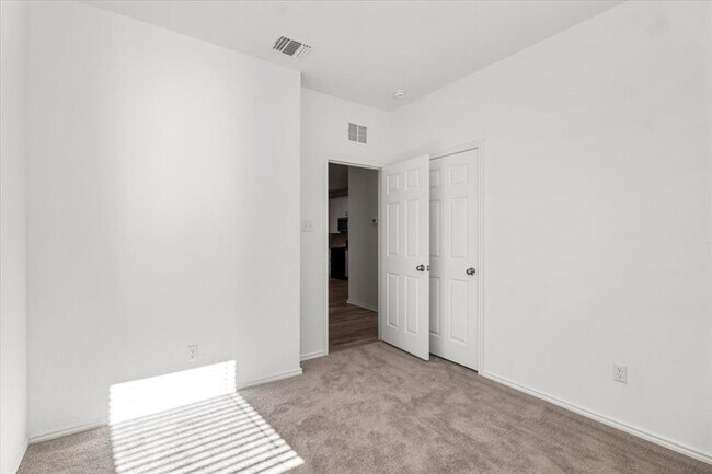 Building Photo - 1525 W Kerr Pass