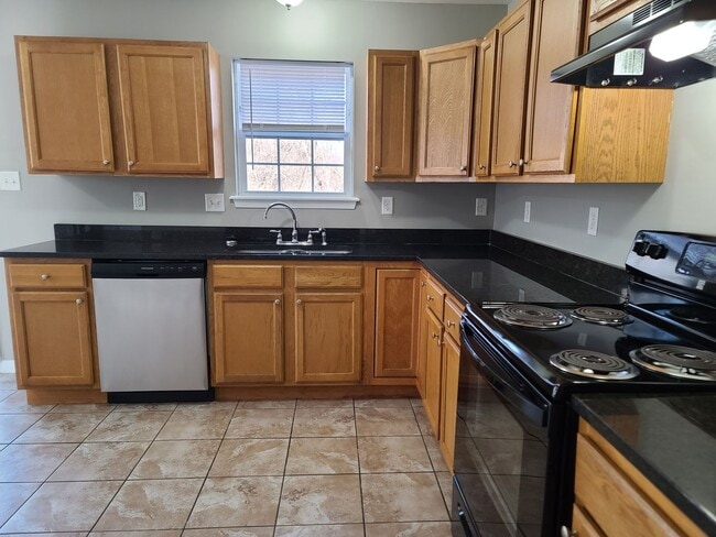 Building Photo - 3 Bedroom 2 1/2 bath Townhome for Rent in ...