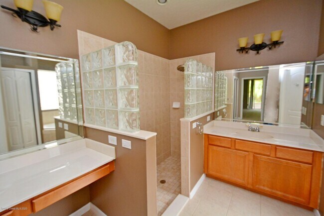 Building Photo - 820 Glen Abbey Way