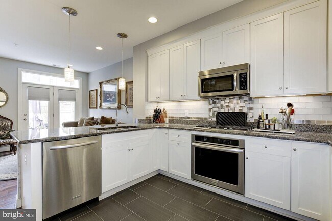 Building Photo - 930 N Columbus St