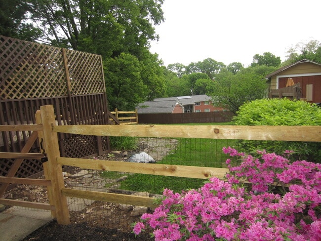 Building Photo - Updated 2 Bedroom 1.5 Bath in Pleasant Ridge