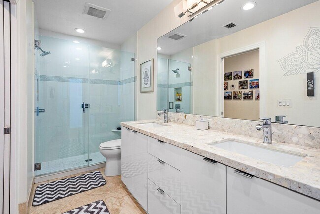 Building Photo - 3765 Kings Way