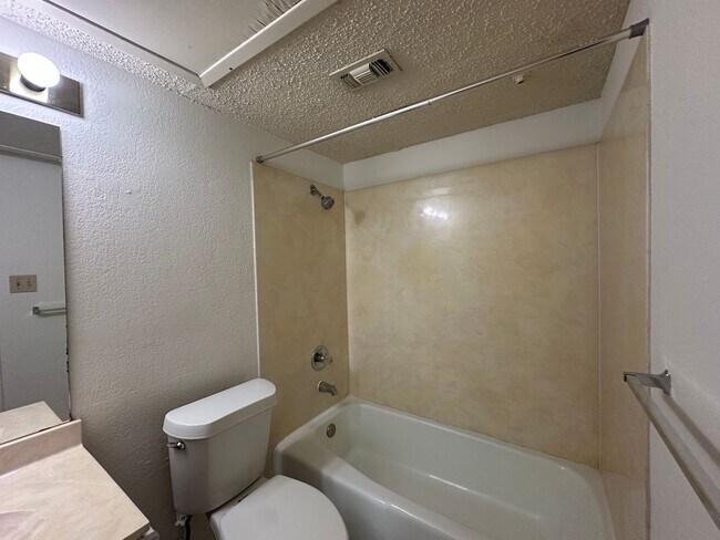 Building Photo - 1/1 Apartment in Hyde Park