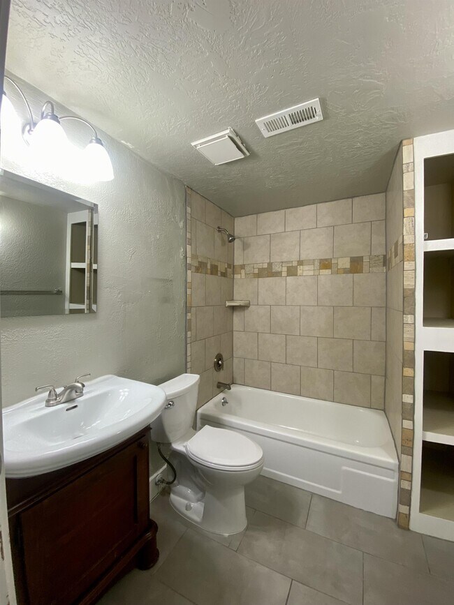 Building Photo - 1541 Marilyn Cir