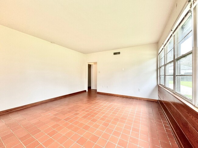 Building Photo - Vintage 2BR/2BA on Stanford Ave with Huge Fenced Yard & Lawn Care Included