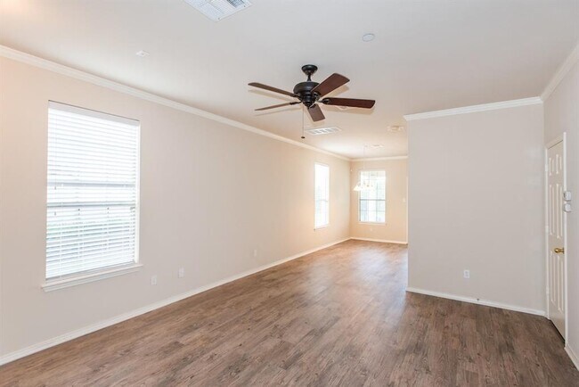 Building Photo - 9201 Brodie Ln