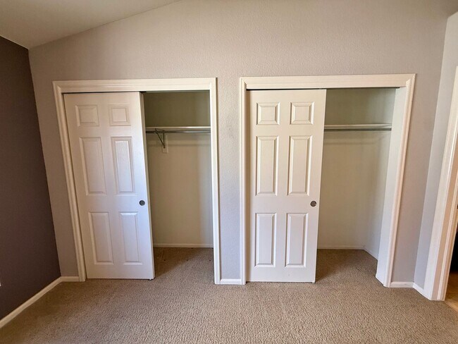 Building Photo - Spacious, Updated 2BR / 2 BA Condo in Gated Community!