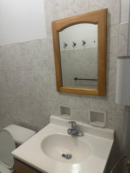 Bathroom - 157 E 40th St