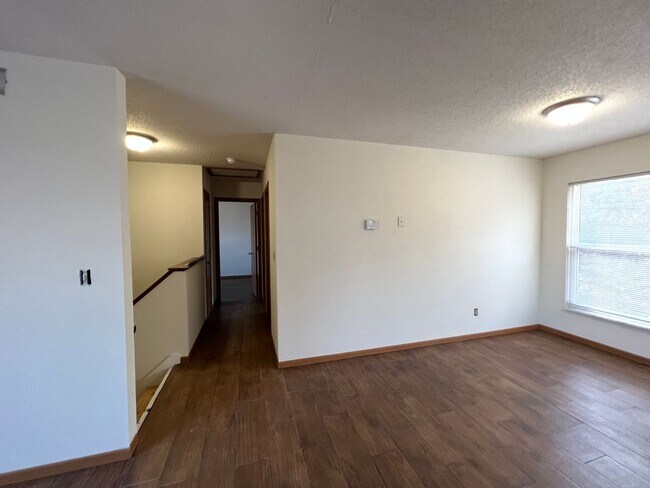 Building Photo - 4 bed 1.5 bath home close to I-44