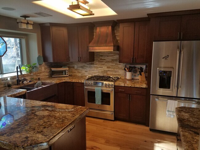 Building Photo - Beautiful Boulder Pointe Home! 3bd / 2ba + Office - No Students! - Small Pets Considered!! Avail....