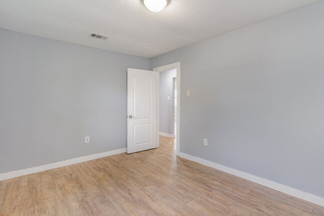 Building Photo - 4621 Owenwood Ave