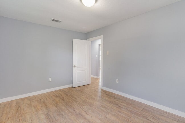 Building Photo - Spacious 4-Bedroom Home with Modern Finishes – Owenwood, Dallas