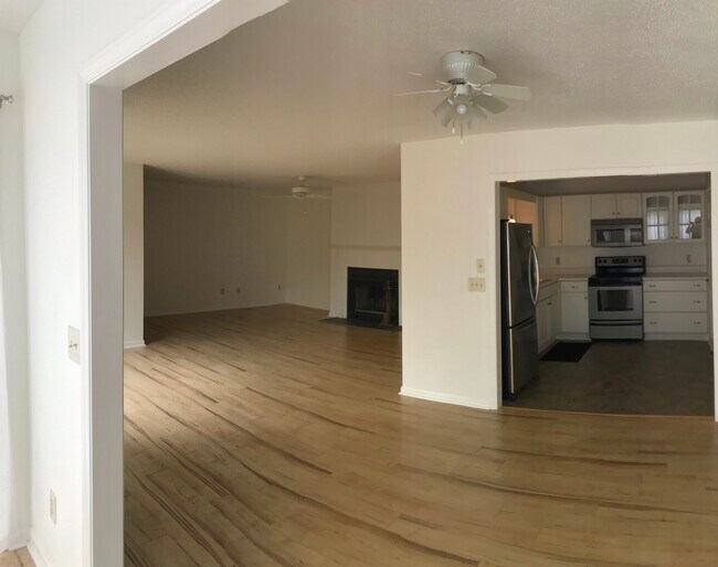 Living Room view into kitchen - 11 Pinehurst Mnr
