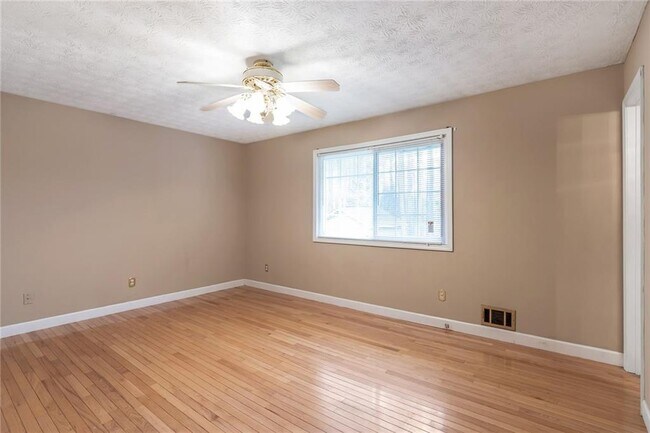 Building Photo - 131 Arrowood Ln