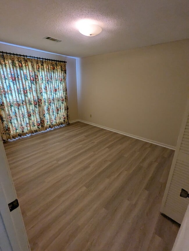Building Photo - 4750 Heatherwood Dr