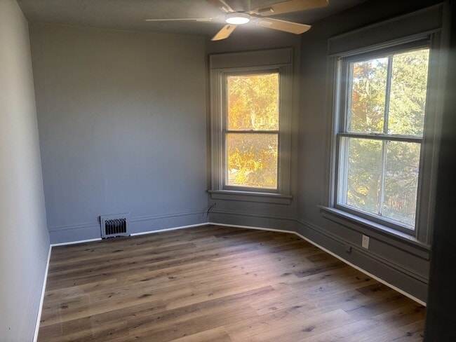 Building Photo - 1534 3rd Ave SE