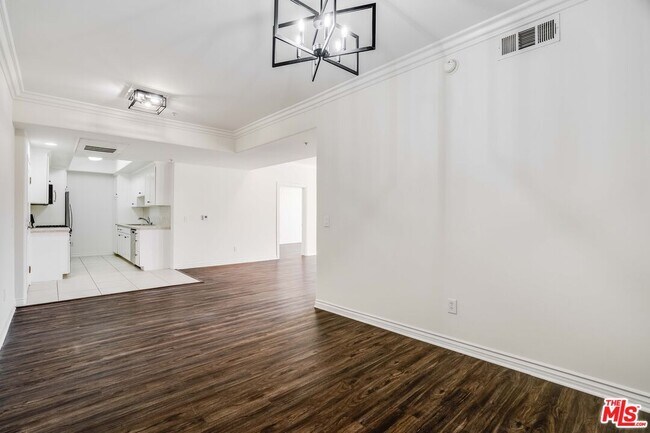 Building Photo - 3328 Oakhurst Ave