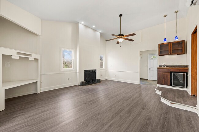 Building Photo - Dolly's