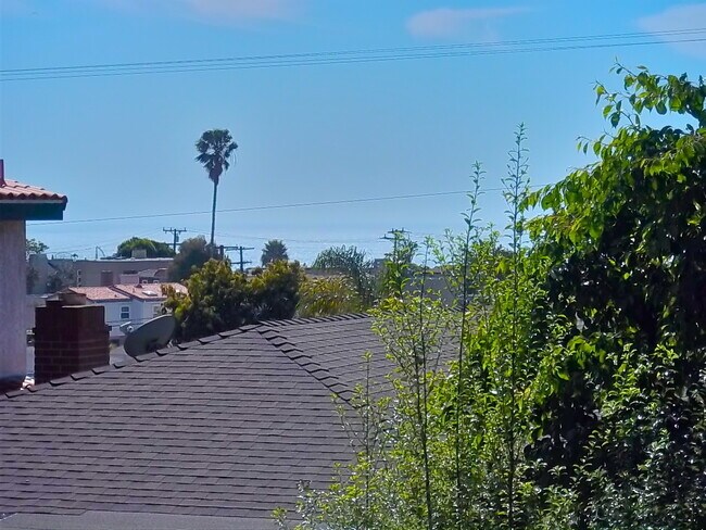 Building Photo - Stunning 2 Bedroom and 2 Bathroom Back House Available Now!