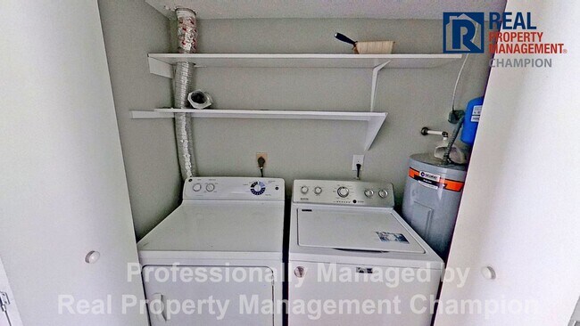 Building Photo - Adorable 2 BD/1 BA Duplex with Covered Back Patio