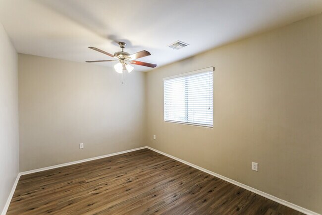 Building Photo - 207 E Calle Vivaz