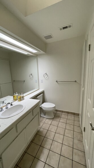 Building Photo - 645 E Champlain Dr