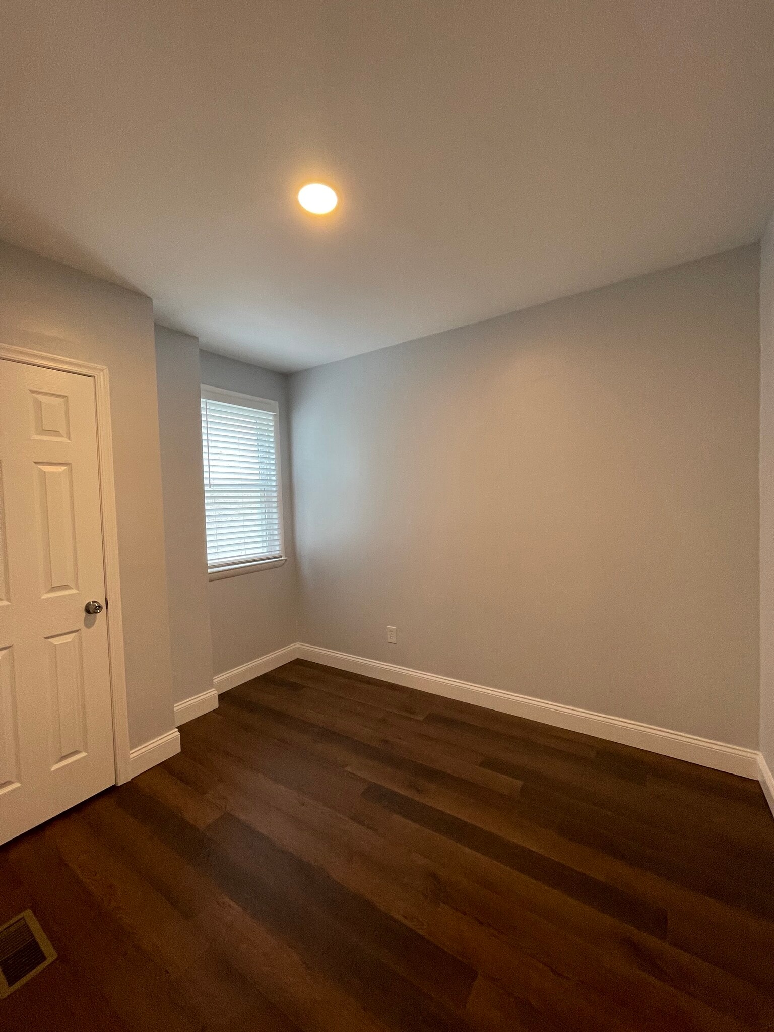 Apart 1 Bed 2 - 3706 Dolfield Ave