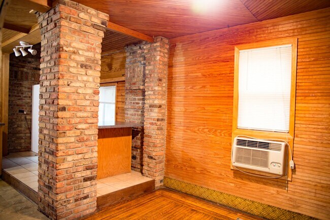 Building Photo - 5 Bed 2 Bath Como House Available September 2026