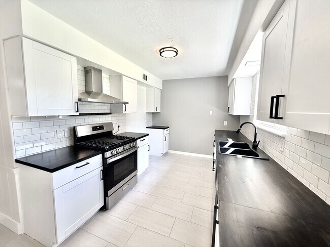 Building Photo - 325 Marilyn Dr