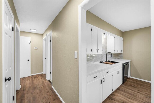 Building Photo - 703 SE Sullivan Dr