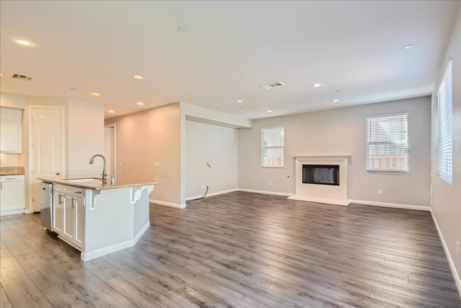 Building Photo - Gorgeous 4 Bd/4.5 Ba + Loft Home in 4S Ranch!!!