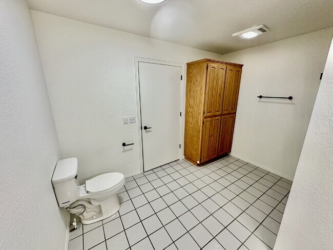 Building Photo - 1242 SW Elm Tree Rd