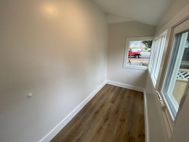 Building Photo - 542 Pine Ave